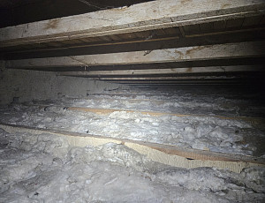 Zateplení stropu řadového domu pomocí foukané izolace